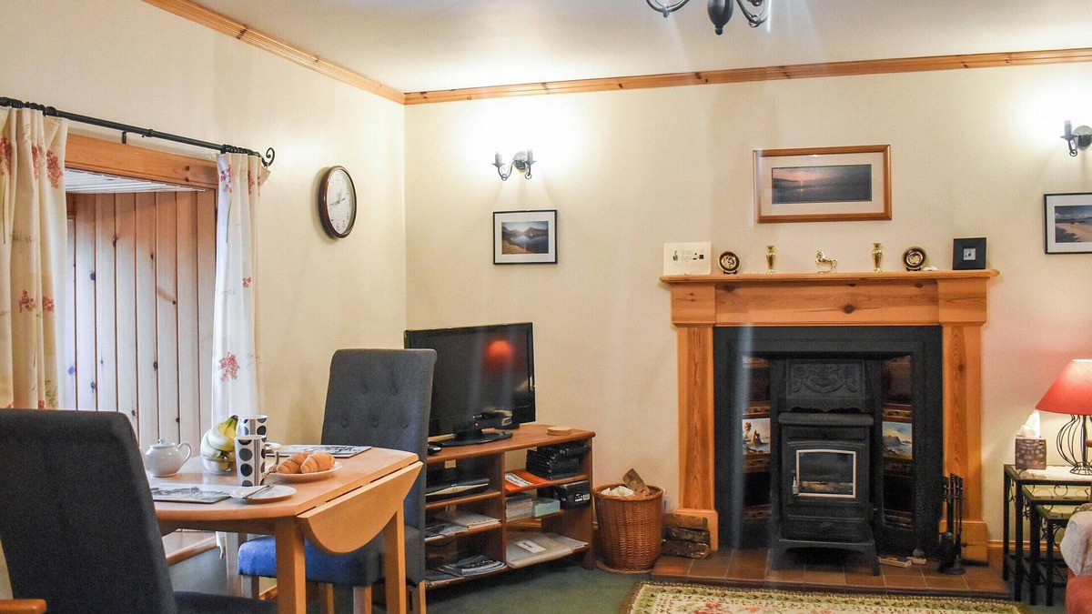 Isle of Scalpay Cottage | 1 bedroom accommodation in Braes