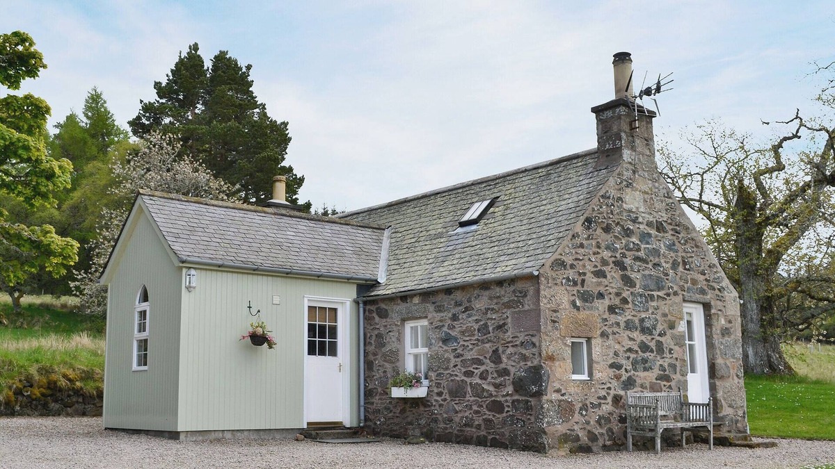 Huntly Cottage | 1 bedroom accommodation in Glen Deveron, by Huntly