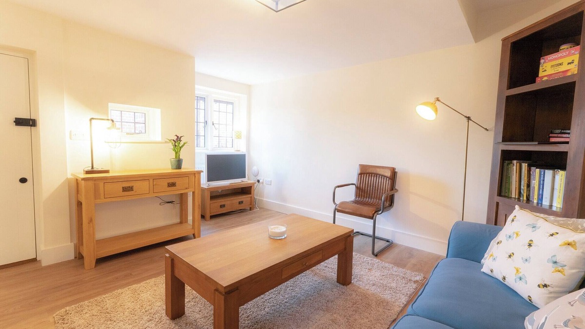 Woking Cottage | 1 bedroom accommodation in Ockham, near Guildford