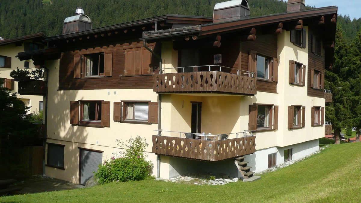 Klosters-Serneus Apartment | 1 bedroom apartment in chalet with stunning view over Klosters and mountains.