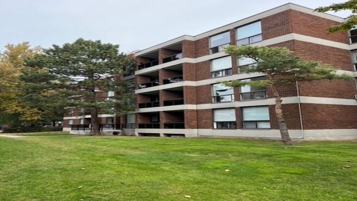 Cote-Saint-Luc Apartment | 1 Bedroom apartment in residential area in Montreal. 5min walk to shopping mall.