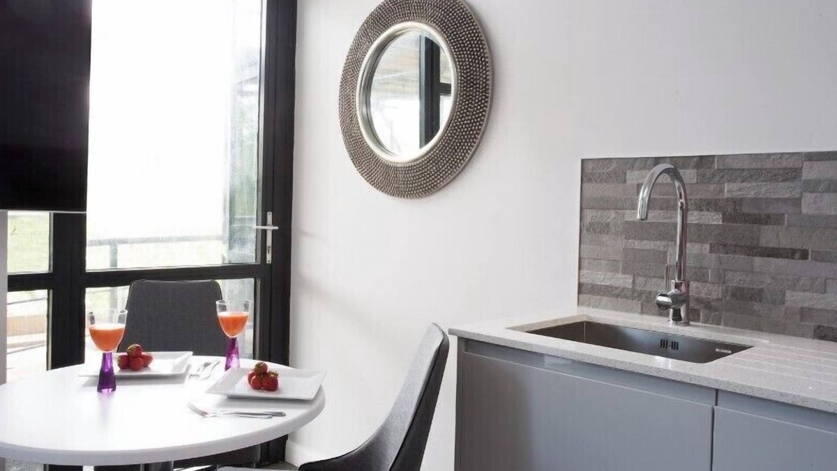 Central Milton Keynes Apartment | 1 bedroom Apartment - Sleeps up to 2 with double bed