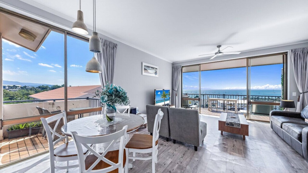 Airlie Beach Apartment | 1 bedroom apartment ocean views