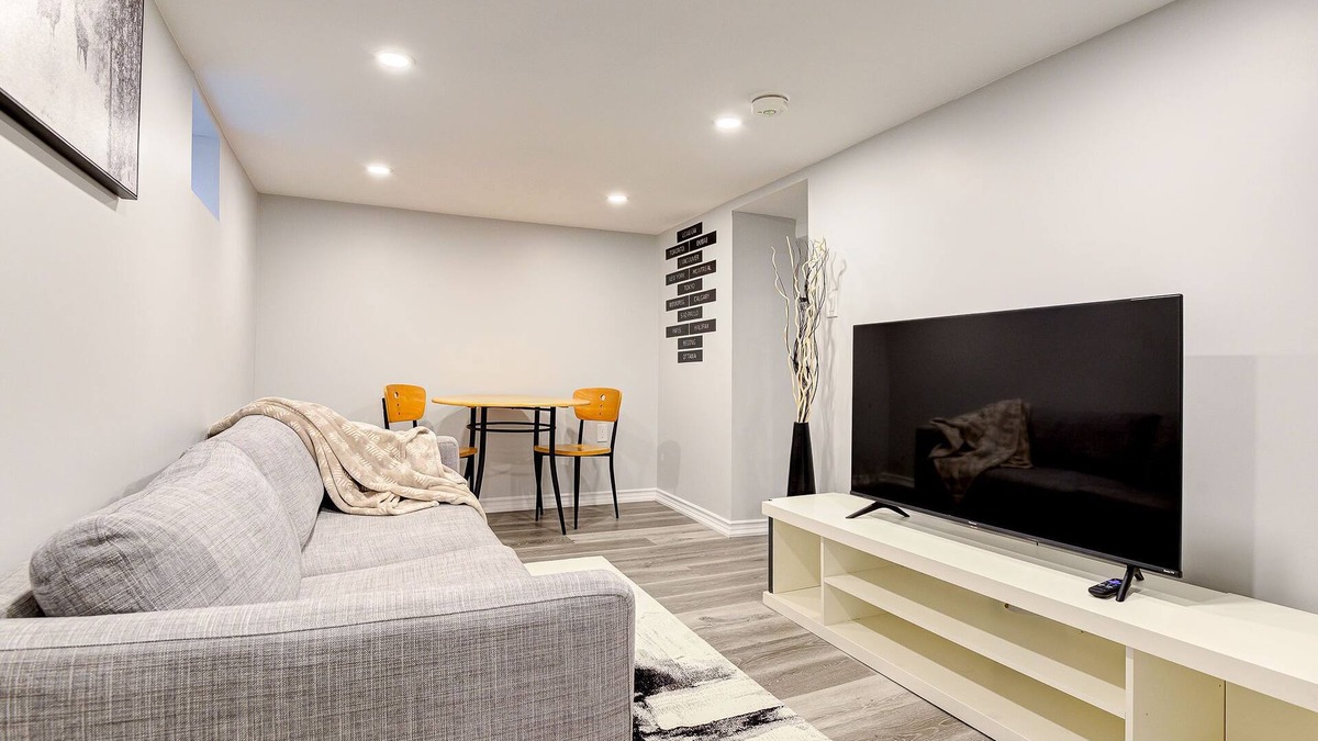 Mount Hope Huron Park House | 1 Bedroom Apartment Downtown - Close to Hospital and University
