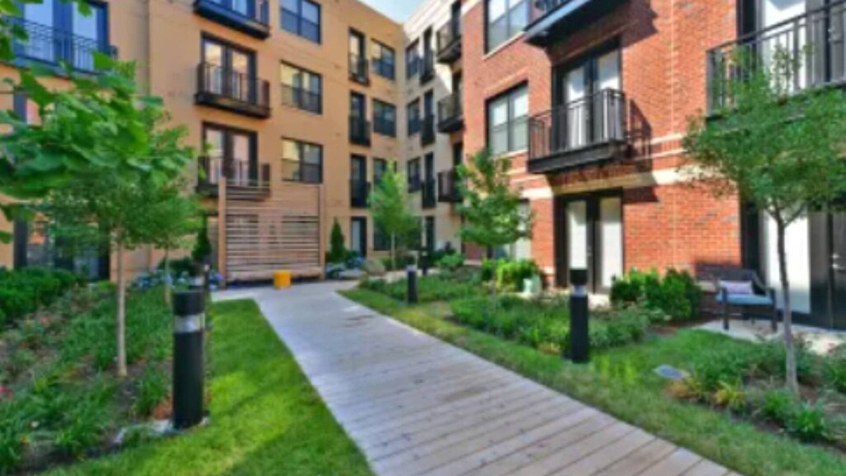 Radnor - Fort Myer Heights Apartment | 1-bedroom apartment in a prime location with parking included and mins. to DC