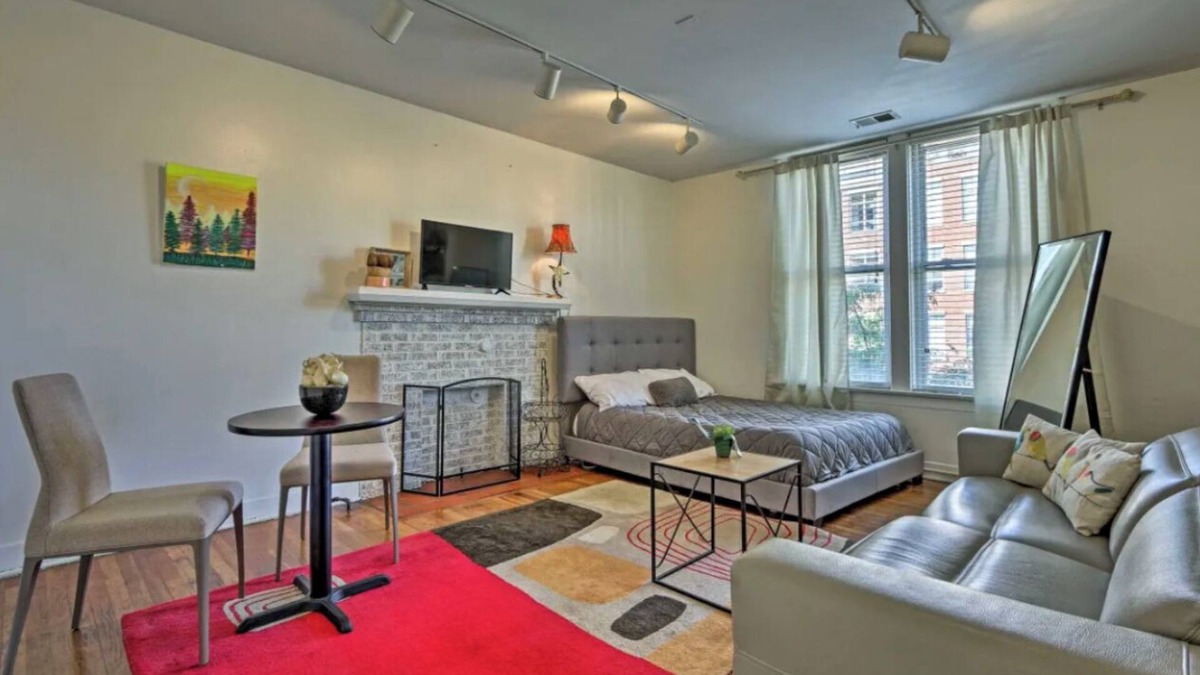 Italian Village Apartment | 1-bedroom apartment just a 16-minute walk to Nationwide Arena