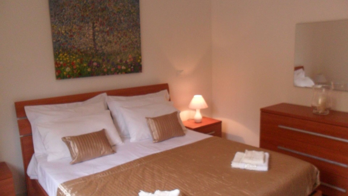 Pizzo Apartment | 1 bedroom apartment sleeps 4 with private wifi.