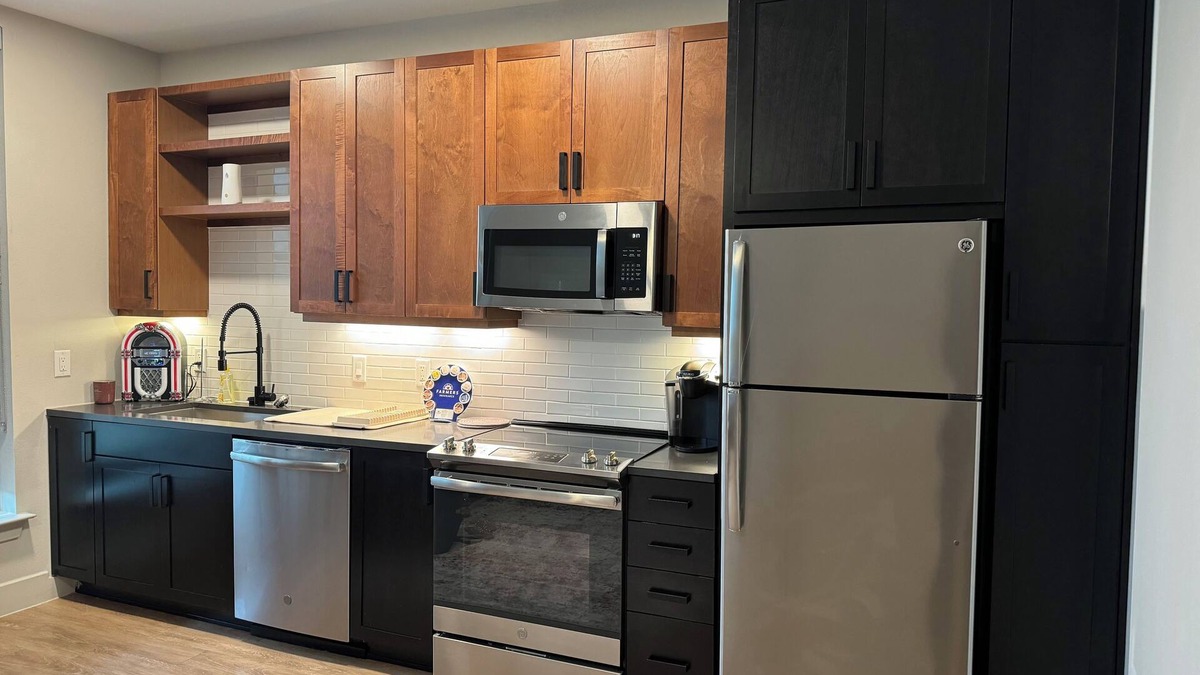 Deep Ellum Apartment | 1-bedroom apartment Suite w/fitness room, WiFi in wonderful Dallas/Deep Ellum.