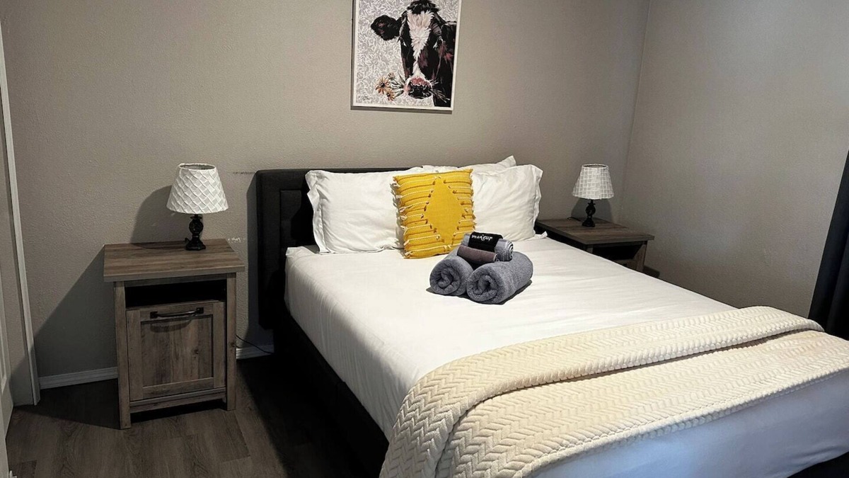 University Heights Apartment | 1 Bedroom apartment w/balcony near UNM, Nob Hill and downtown.