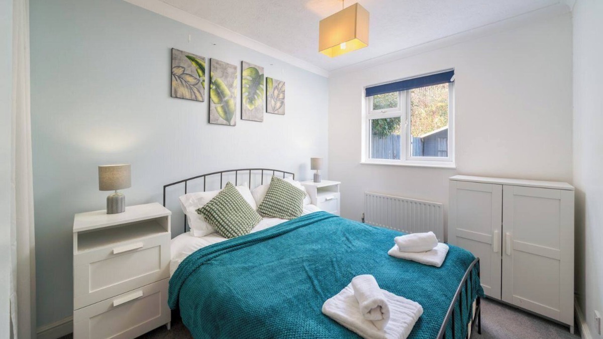 Crawley Apartment | 1 Bedroom Apartment with Garden in Charming Crawley and Free Parking