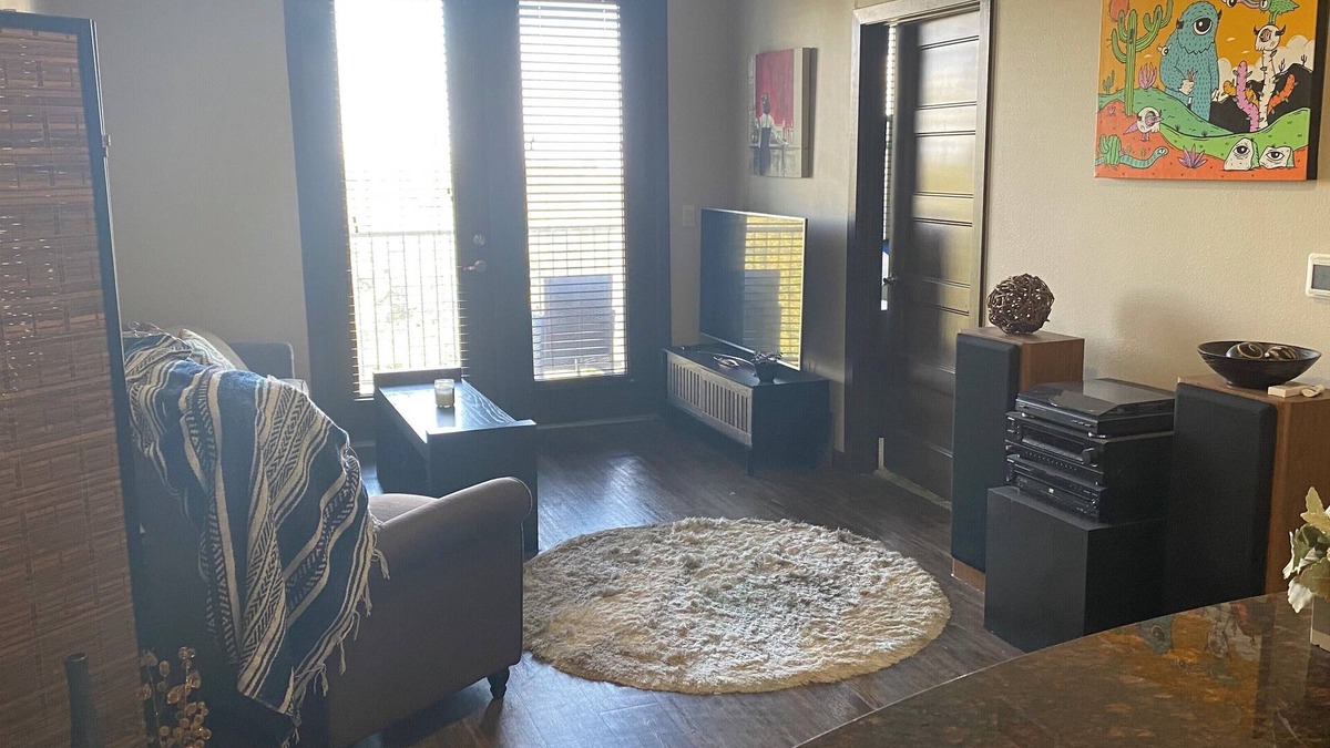 Dawson Apartment | 1-Bedroom Apartment with Excellent Location and Downtown Views