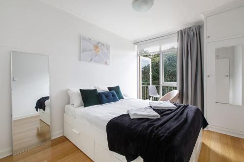 St. Kilda East Apartment | 1 bedroom Boutique in St Kilda East with secure parking