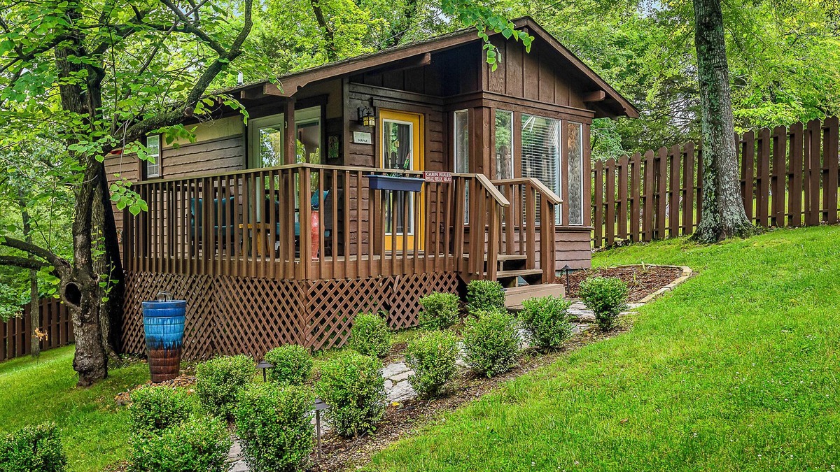 Eureka Springs Historic District Cabin | 1 Bedroom Cabin In The Woods, Covered Porch, Jacuzzi, Kitchen & Hot Tub.