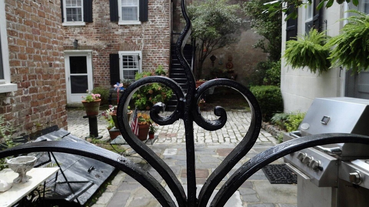 South of Broad Cottage | 1 Bedroom Cottage in the Old Historic District. Free Street Parking.