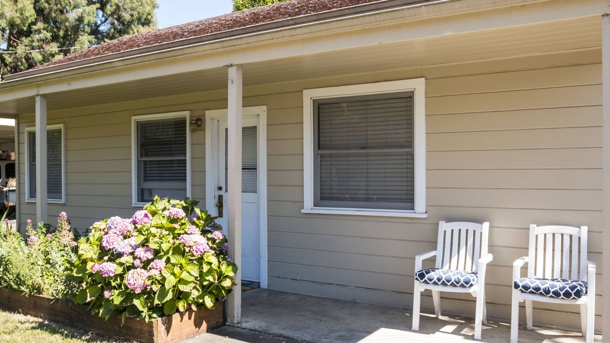 Santa Rosa Cottage | 1 Bedroom Cottage Walking Distance to Down Town