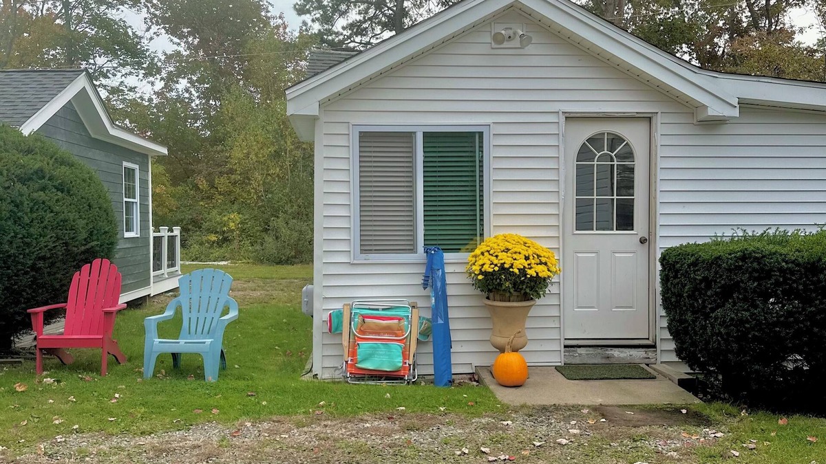 Clinton Cottage | 1-bedroom cottage with Grove Beach 🏖️ access.