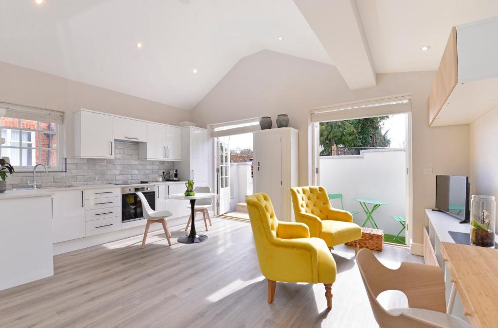 Odiham Apartment | 1 bedroom flat in centre of Odiham- free parking