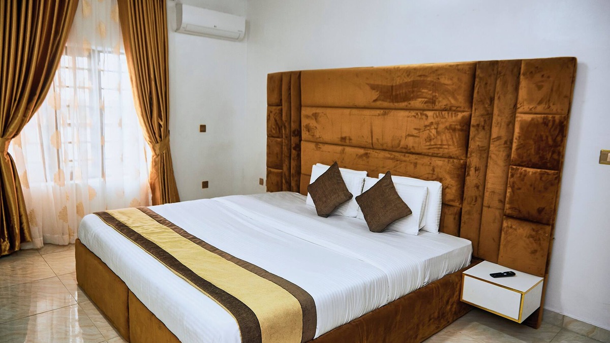 Ofin House | 1-Bedroom Flat - Sleeps 3 - Pool - Spa - Parking