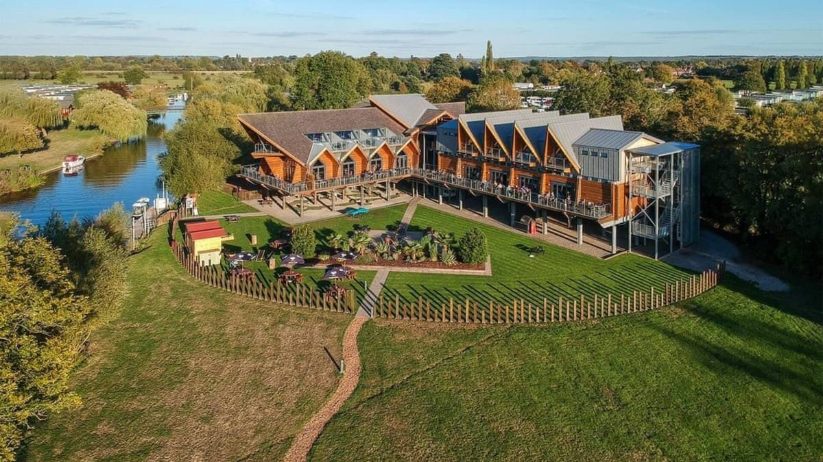 Tiddington Ski Chalet | 1 bedroom accommodation in Stratford-upon-Avon