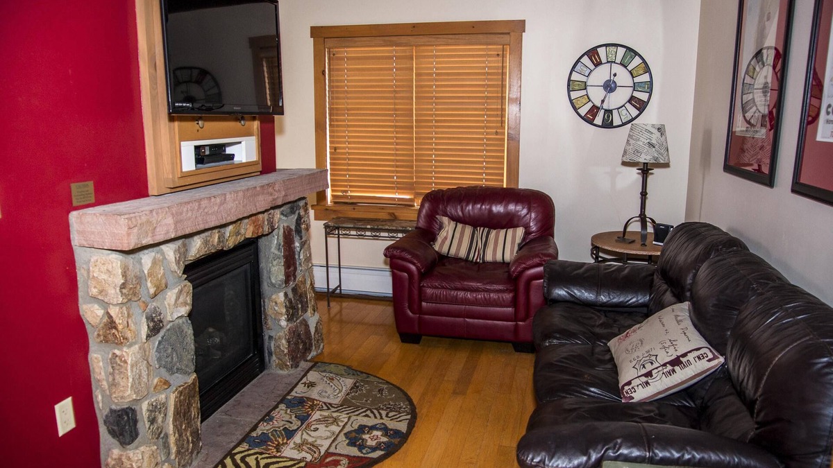 River Run Condo | 1 Bedroom Gem! Many upgrades-Top Floor with vaulted ceilings. Extra Murphy Bed