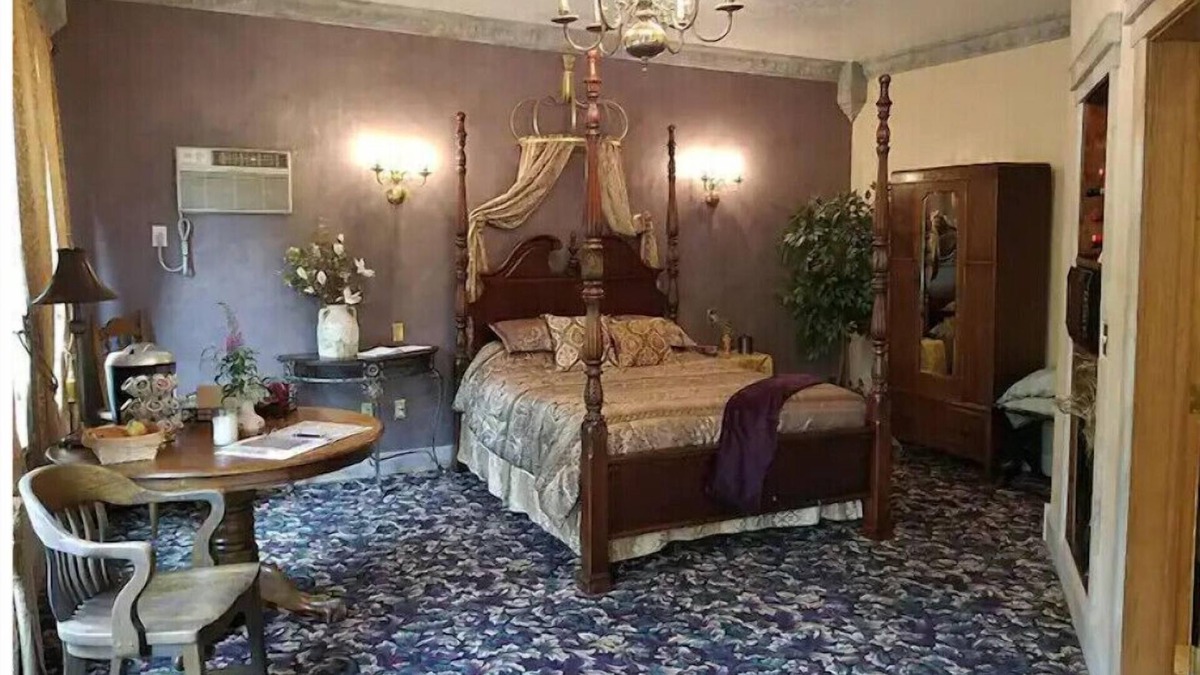 West Clarkston-Highland House | 1 bedroom guesthouse in clarkston