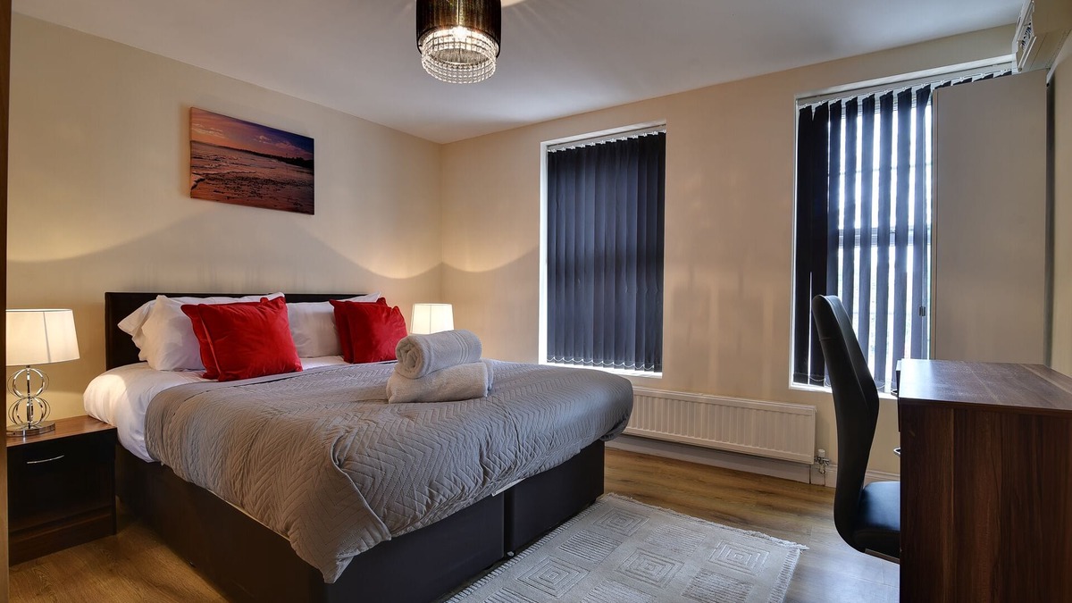 Luton House | 1 BEDROOM HOUSE WITH PRIVATE ALLOCATED AND SECURE PARKING