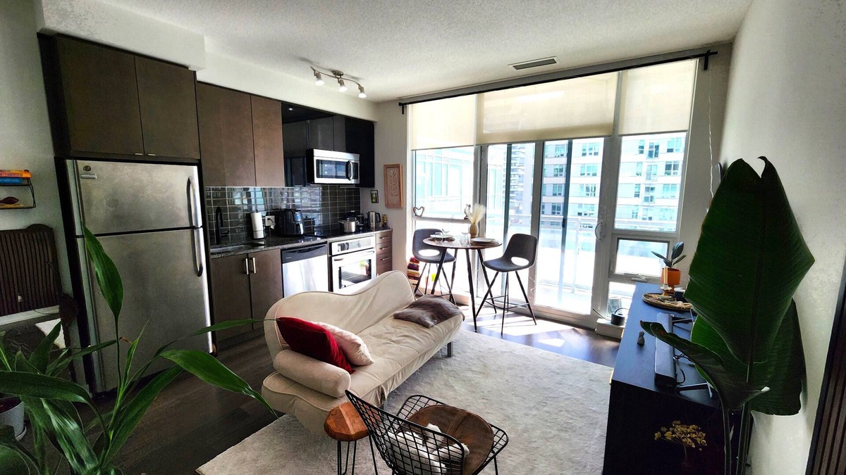 Sherwood Park Condo | 1 bedroom in midtown Toronto, with a pool and a gym, 6 minutes away from subway