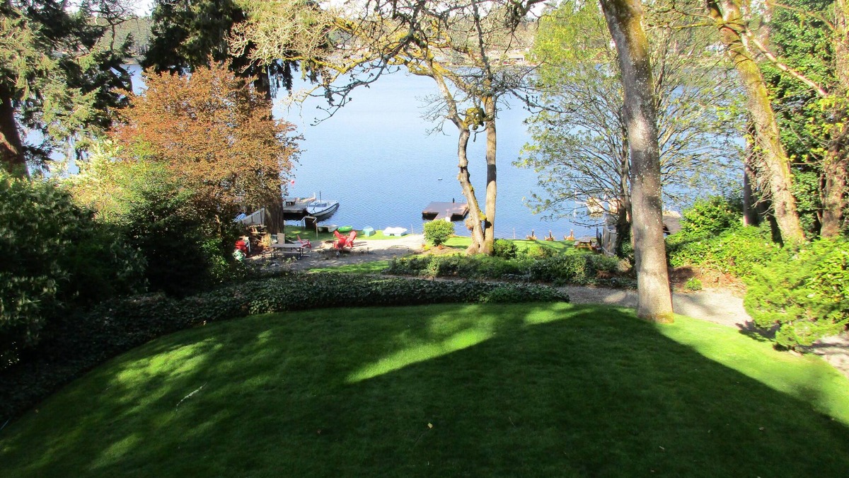Lakewood Apartment | 1-bedroom Lakefront vacation Unit just 13 minutes from Tacoma Dome