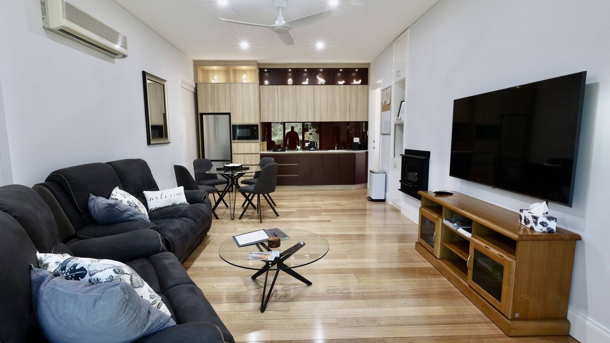 Burekup Bed & Breakfast | 1 Bedroom Lodge - Henty Lodge