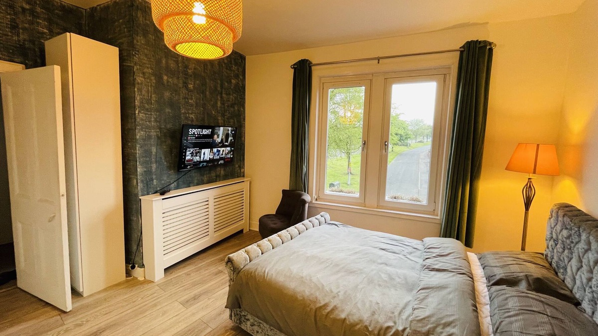 Kelty Apartment | 1 Bedroom Pet Friendly Apartment With Free Parking, WiFi, Netflix And Pool Table