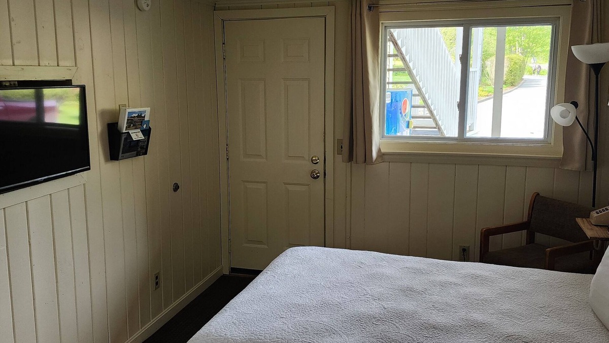 Dryden Hotel | 1-bedroom Room 16 minutes from University of Maine - Farmington