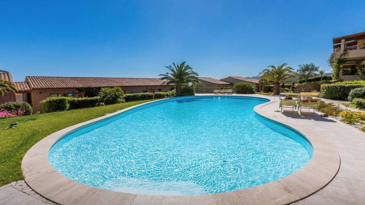 Porto Pozzo Apartment | 1 Bedroom Seaview Apartment with Large Swimming Pool