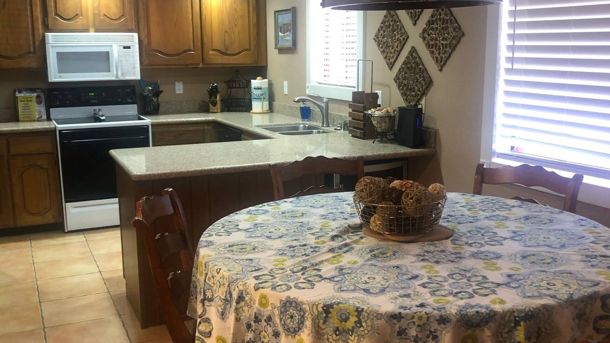 Paradise Valley Village Condo | 1-bedroom shopping -walking paths- 5 pools-spas, golf course ,extended stay ok