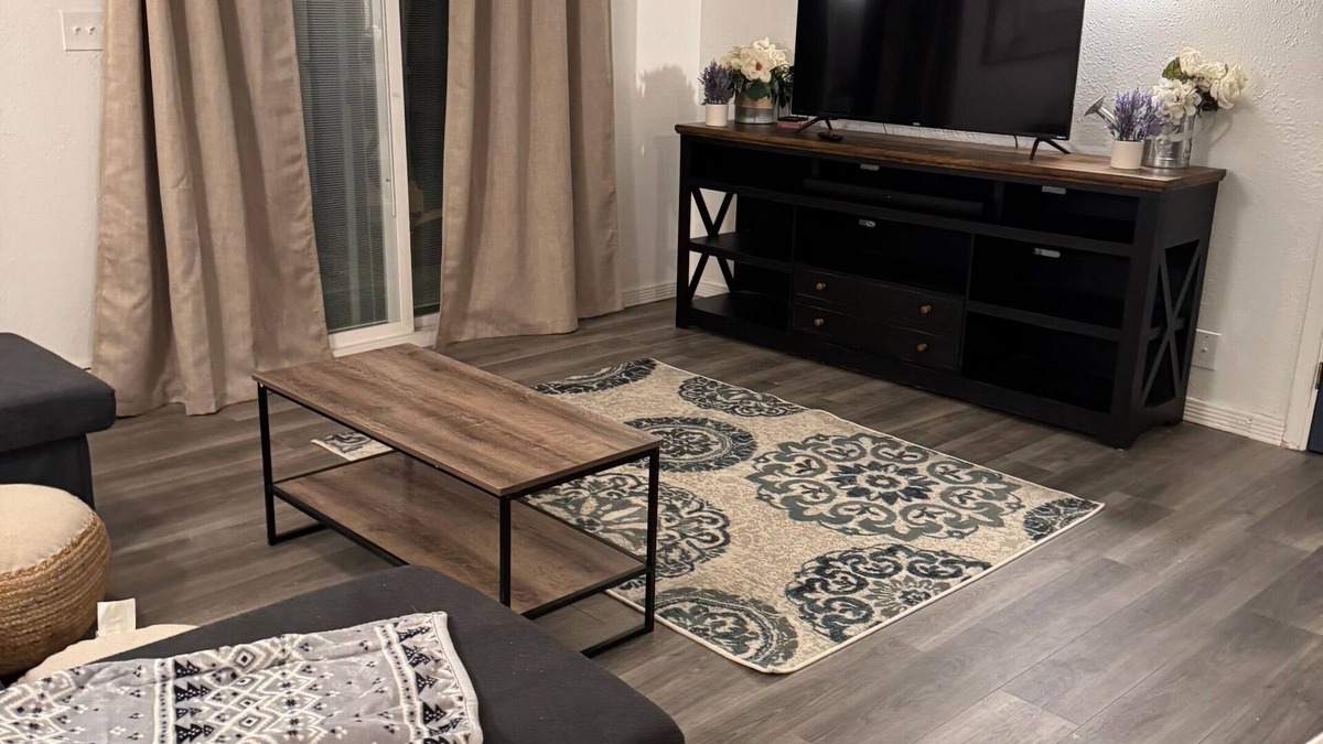 Cheyenne Apartment | 1 Bedroom + sofa bed, upstairs apartment with large seasonal porch