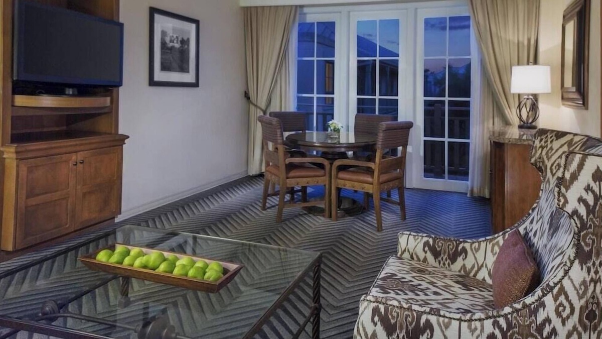 West San Antonio Hotel | 1-Bedroom Suite at a 4⭐️ Hotel