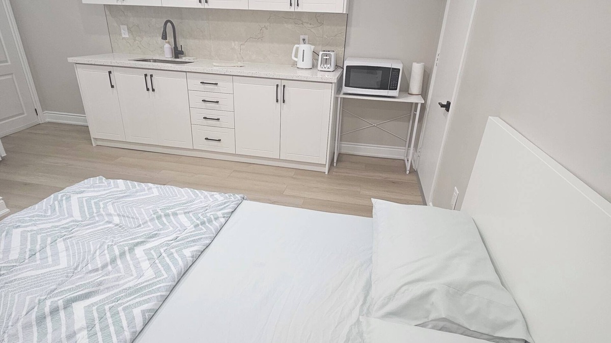 Halton Regional Municipality Apartment | 1 Bedroom Suite + Kitchenette
