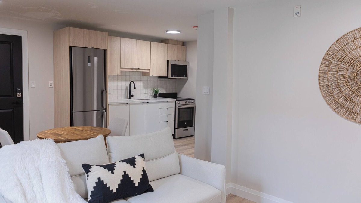 Kitchener Apartment | 1 Bedroom Unit with living space and full kitchen Prime Downtown location