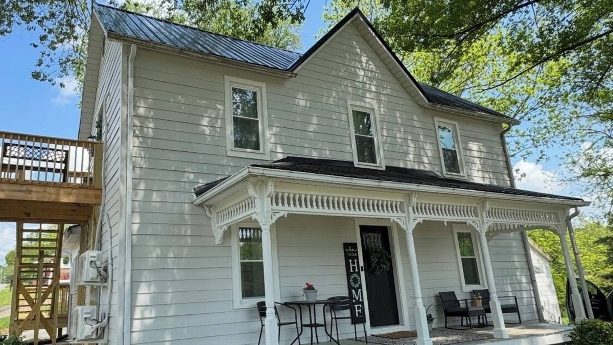 Greeneville Apartment | 1 bedroom Upstairs Downtown Greeneville- Park Place