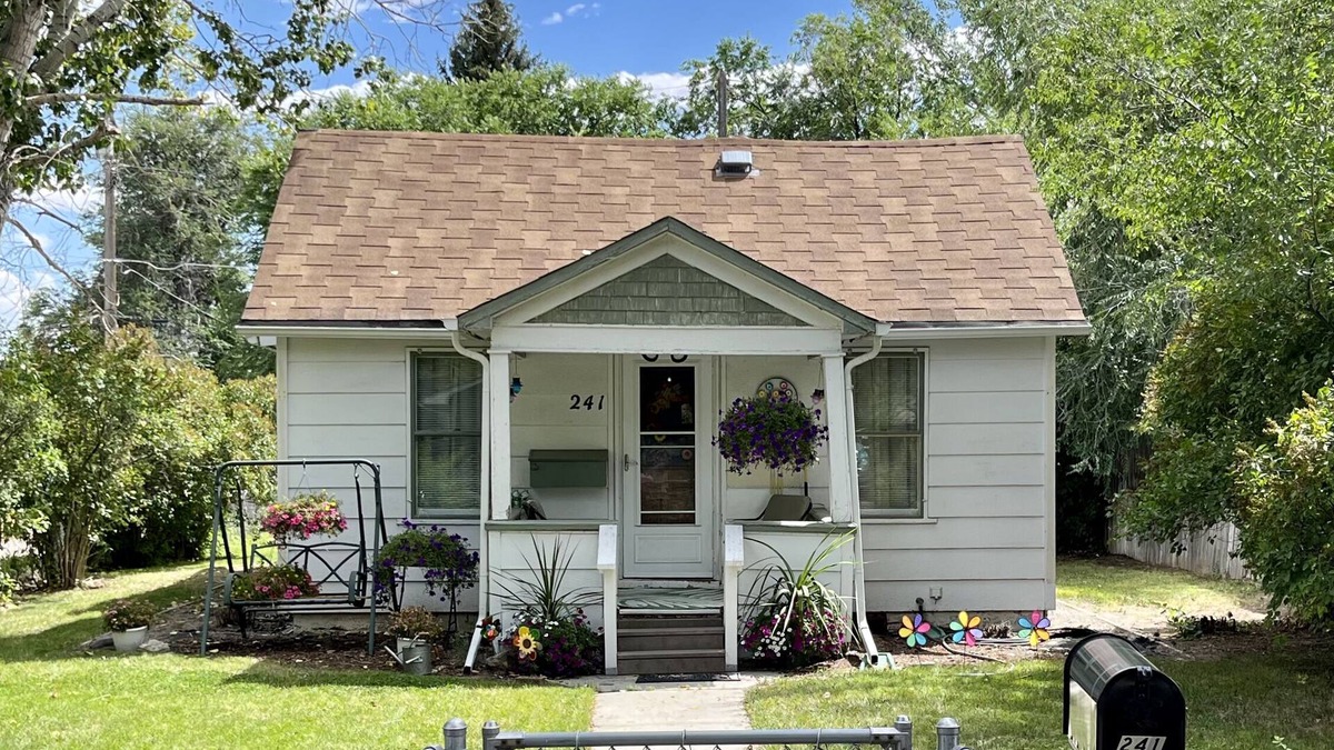 Riverton House | 1-bedroom vacation home in a quiet neighborhood just 4 minutes to the Wind River