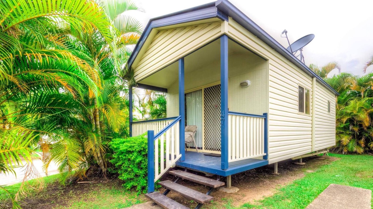 Alexandra Headland Cabin | 1 Bedroom Villa 4 Berth - 1 Bedroom Villa 4 Berth