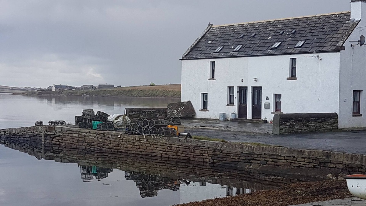 St. Margaret's Hope Cottage | 1 Bedroom Waterside Cottage in St Margarets Hope OrkneynSleeps 2
