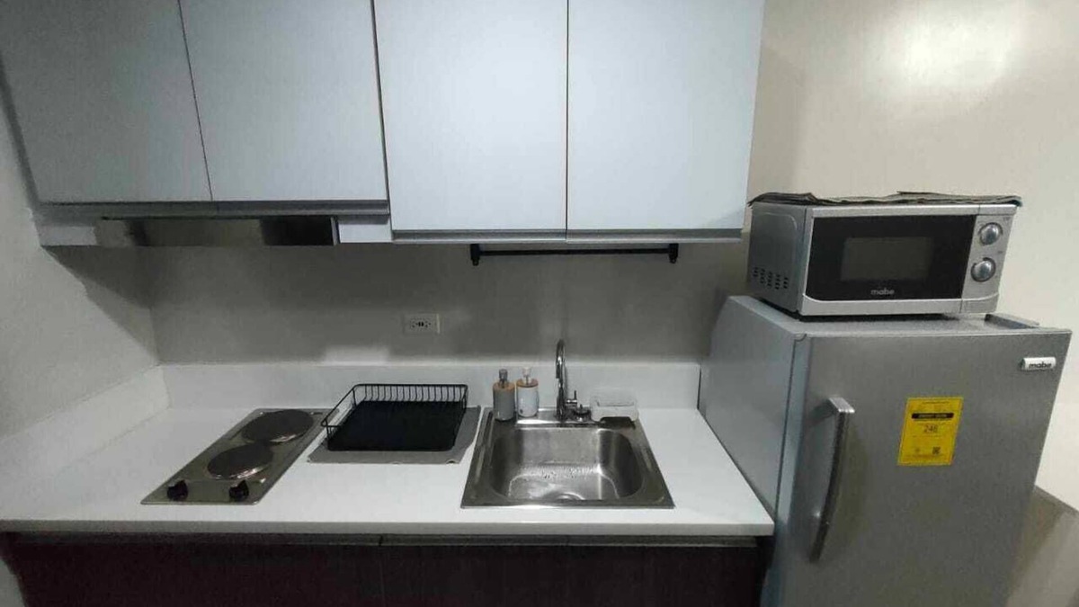 Salcedo Village Apartment | 1 Bedroom with Balcony Condo Apartment in Makati City