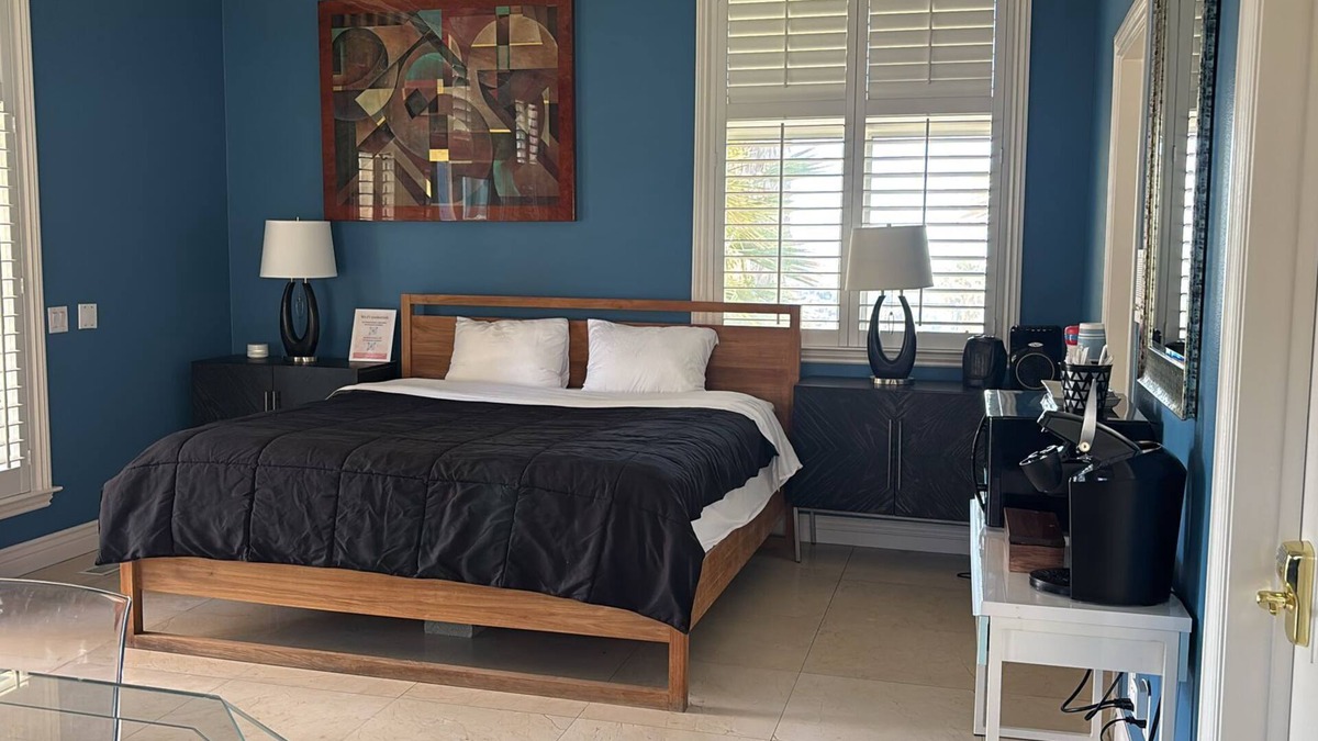 Vineyards - Avalon Villa | 1 Big Private Bedroom + 1 Private Sunroom + 1 Private bathroom: Nothing shared