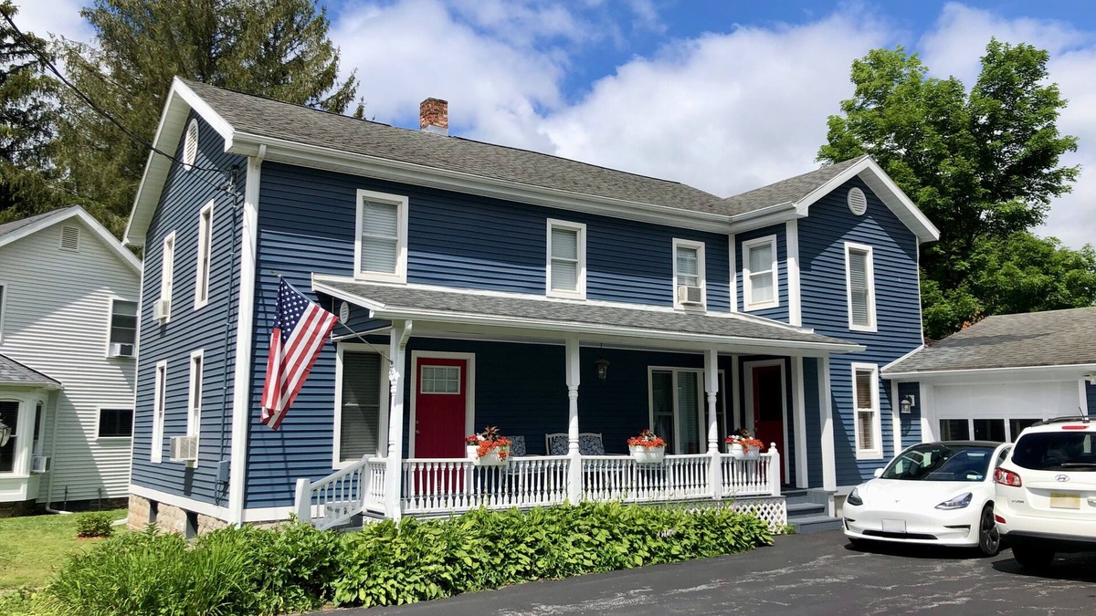 Hamilton House | 1 Block Away from The Village - Walking distance to Colgate