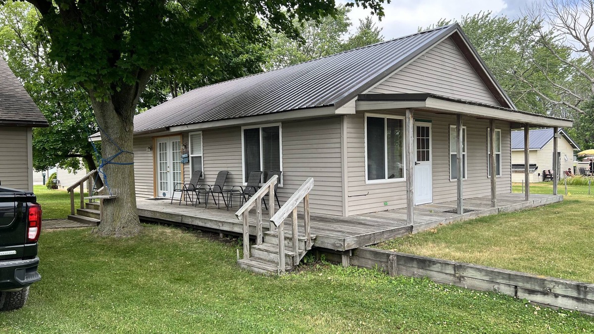 Standish House | 1 block from the Saginaw bay. 1.5 miles from the casino. 5300 pleasant drive