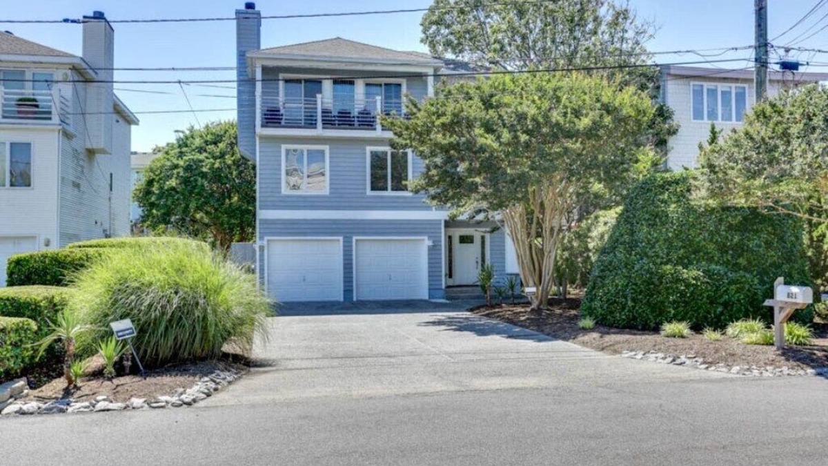 Croatan Beach House | 1 BLOCK TO BEACH, Delightful & Spacious, 4 BR/3.5BA Virginia Beach Vacation