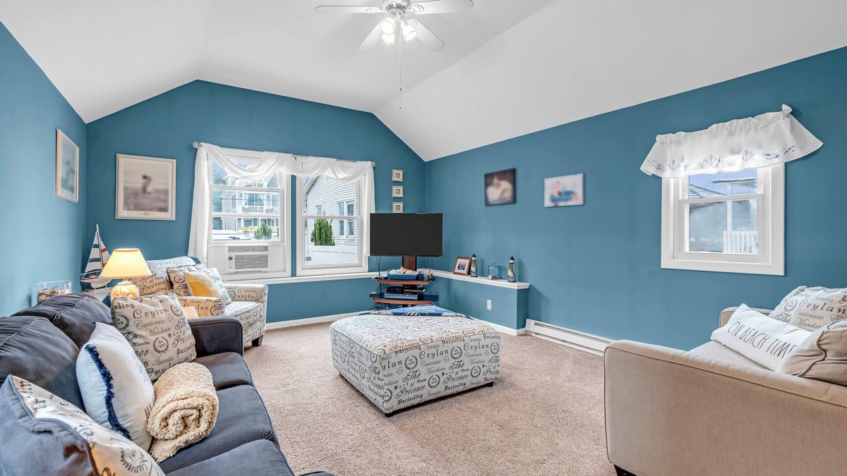 Wall House | 1 Block to Beach with Linens + Towels, BBQ & AC