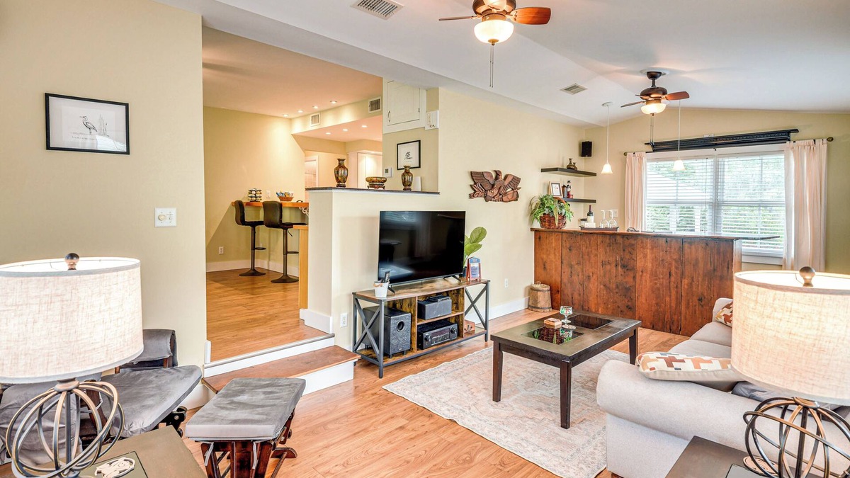 Crescent City House | 1 Block to Crescent Lake: Charming Home w/Porch!