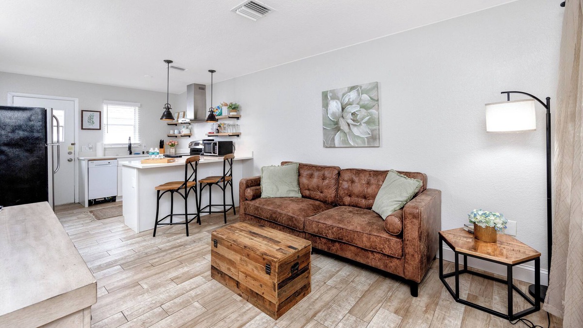 New Port Richey House | 1 block to dwnt/7min to beach/King bed/Free parking