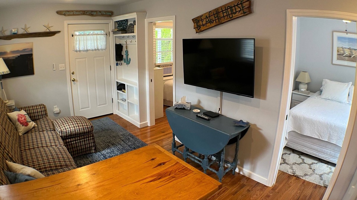 Wall Cottage | 1 Block to the Sea and Sand! Week of Sept 14 available!
